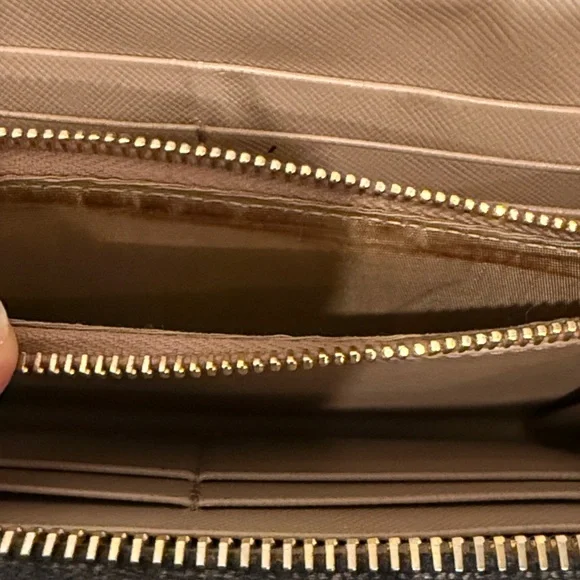 Prada Patent Leather Large Zippy Wallet - Picture 9 of 11